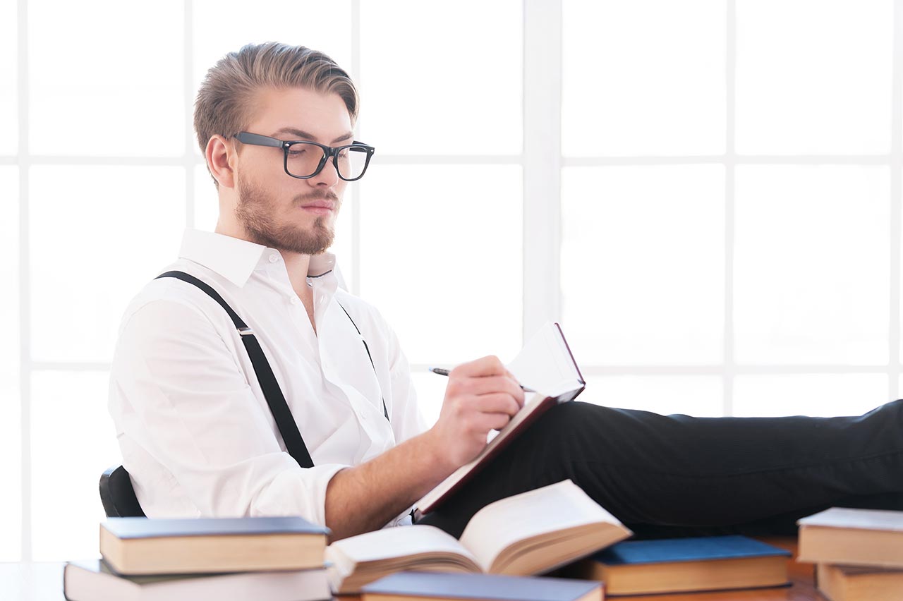 Mężczyzna piszący pracę licencjacką
